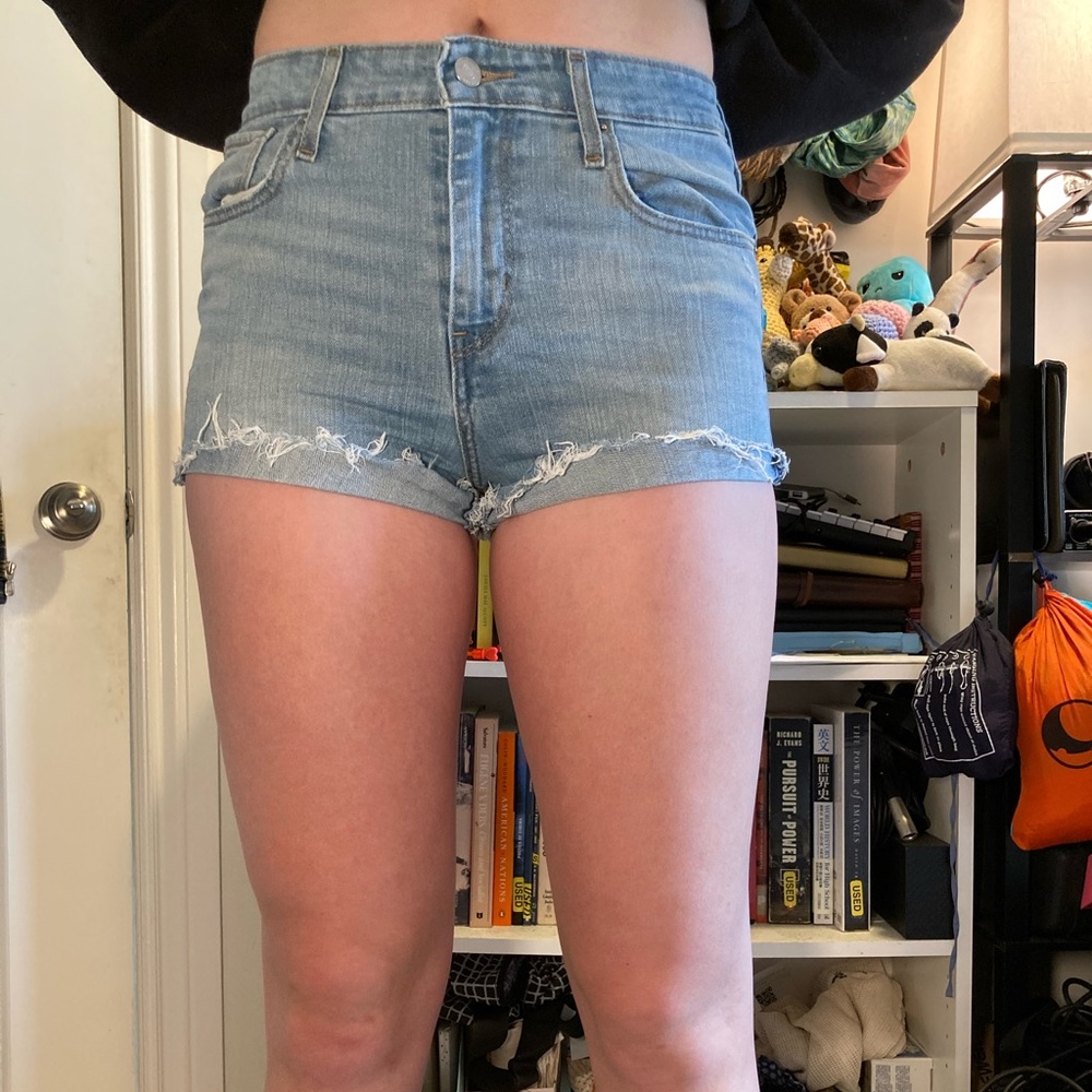 LEVI’S DENIM SHORTS
